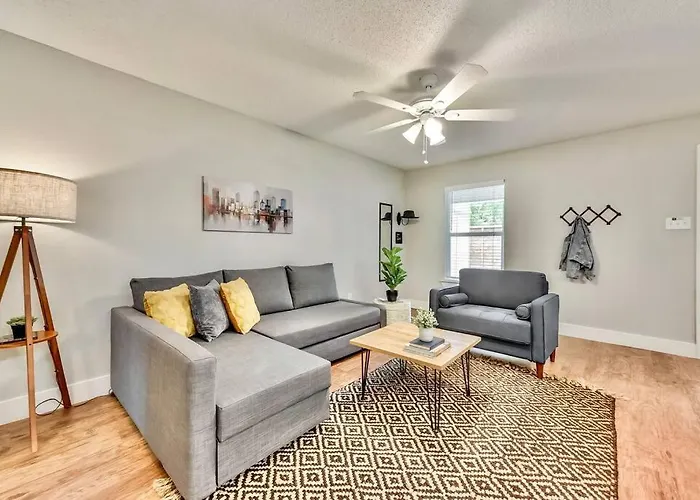 Hello Gorgeous Flat Near Downtown!