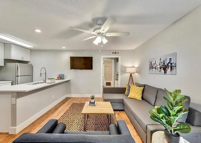 Hello Gorgeous Flat Near Downtown!