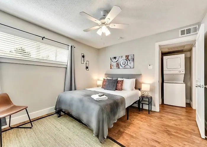 Hello Gorgeous Flat Near Downtown!